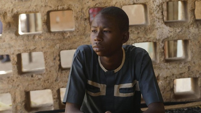 PurnaWarta - Seorang anak laki-laki di Nigeria berhasil melarikan diri dengan selamat dari cengkeraman penculik bersenjata kelompok Boko Haram di Kankara. (AP Photo/Sunday Alamba)
