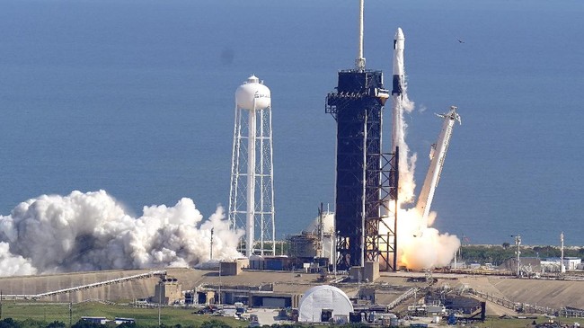 Peluncuran roket SpaceX Falcon 9