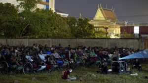 Nobar 'Drive In' bagi Tukang Becak di Kamboja