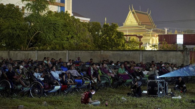 Nobar 'Drive In' bagi Tukang Becak di Kamboja