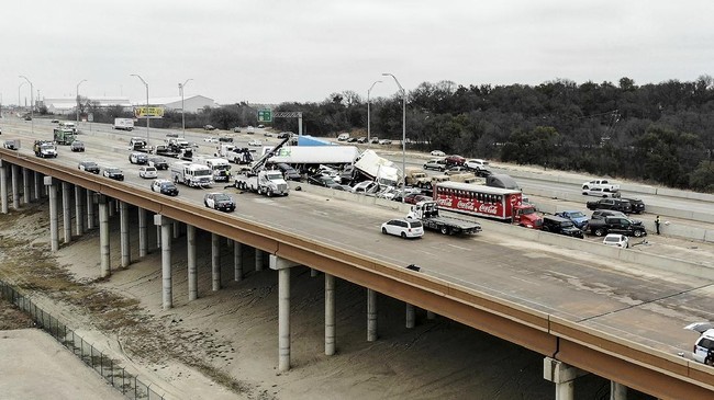 Tabrakan Beruntun Melibatkan 130 Kendaraan di Texas