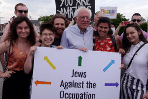 Bernie Sanders Puji Pejabat Kesehatan Israel yang Mendukung Vaksinasi untuk Palestina