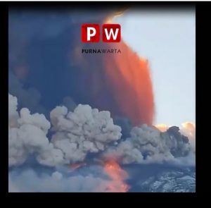 Gunung Etna meletus di pulau Sisilia Italia