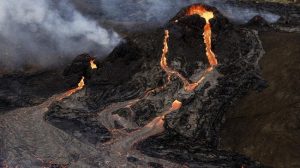 Gunung Berapi di Islandia Mengalirkan Lahar