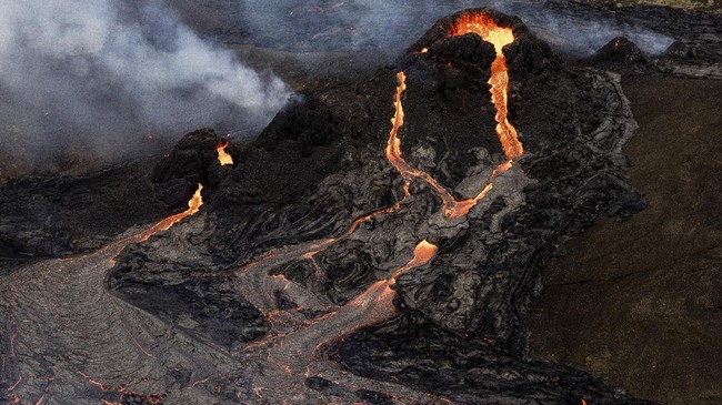 Gunung Berapi di Islandia Mengalirkan Lahar