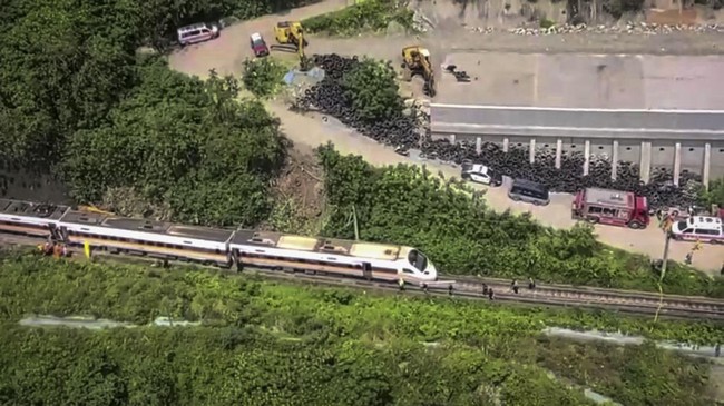 Kereta Anjlok, Lalu Tabrak Truk di Taiwan