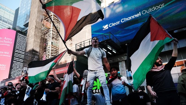 Para Pengunjuk Rasa Pro-Palestina Diserang Menggunakan Petasan di Times Square