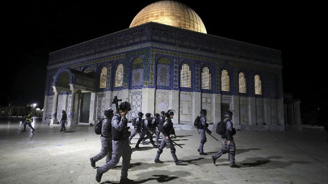 Polisi Israel Serang Warga di Masjid Al-Aqsa