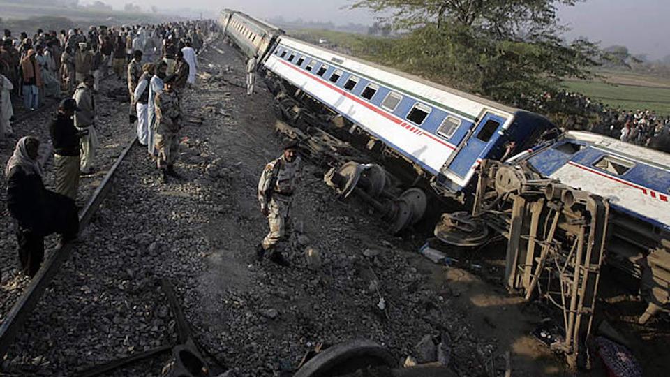 Puluhan Tewas dalam Tabrakan Kereta di Selatan Pakistan