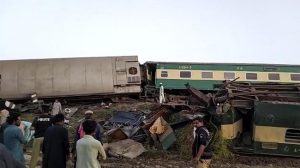 Dua Kereta Api Bertabrakan di Pakistan