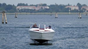 Perahu Listrik Buatan Swedia Melayang di Atas Air