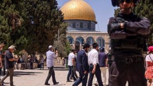 Seorang anggota pasukan keamanan Israel berjaga-jaga ketika sekelompok Yahudi Ortodoks memasuki Temple Mount di Yerusalem al-Quds, 18 Juli 2021