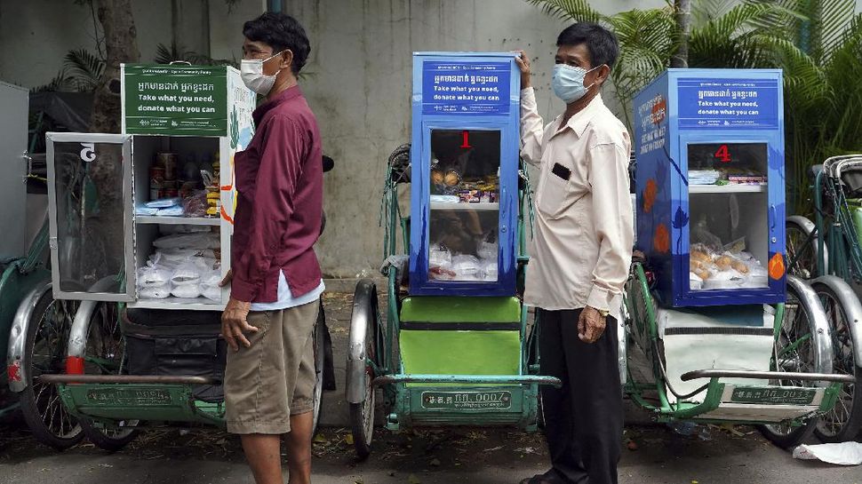 Saat Pandemi Tukang Becak di Kamboja Bagi-bagi Makanan