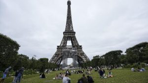 Menara Eiffel Kembali Dibuka