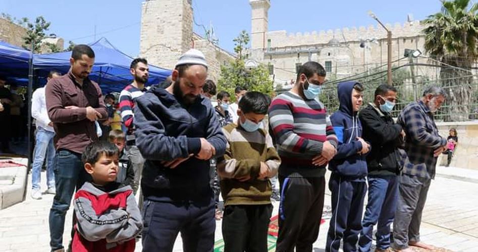 Warga Palestina menunaikan Shalat Jumat di halaman Masjid Ibrahimi, Al- Khalil Palestina.