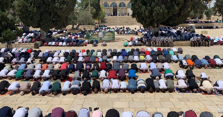 Warga Palestina menunaikan Shalat Jumat di Masjidil Aqsha (13/8).