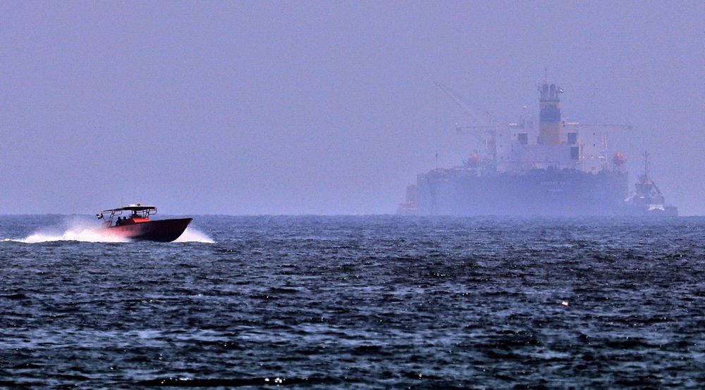 Sebuah kapal tunda ditambatkan di samping kapal tanker yang terhubung dengan Israel, MT Mercer Street, di lepas pelabuhan Fujayrah di Uni Emirat Arab, pada 3 Agustus 2021.