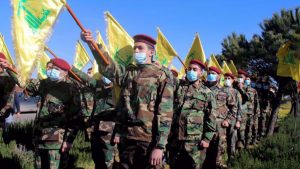 Anggota gerakan perlawanan Hizbullah mengadakan parade militer di kota Riyaq, Lembah Bekaa, Lebanon, pada 13 Februari 2021, menandai peringatan tahunan para pemimpin martir.