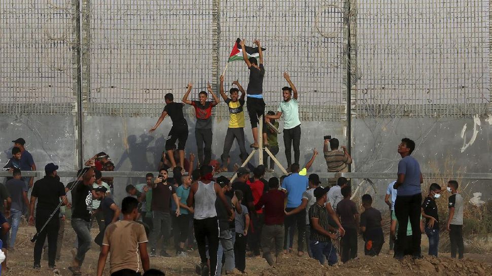 Tentara Israel Tembaki Demonstran Palestina di Gaza