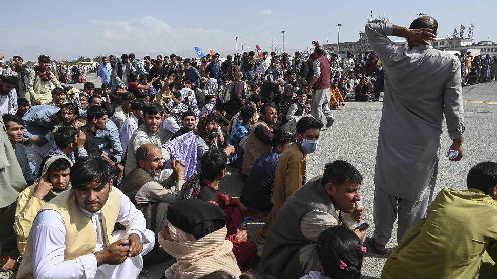 Kala Warga Berebut Kabur di Bandara Kabul