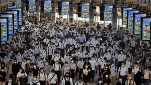 Covid Melonjak namun Stasiun KA Tokyo Tetap Ramai