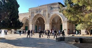 Para pemukim YAhudi memasuki kawasan masjid al- Aqsa dengan pengawasan ketat oleh militer Israel.