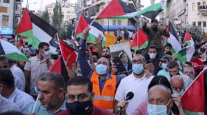 Warga Palestina melakukan aksi protes di kota Ramallah, Tepi Barat yang diduduki, menentang kesepakatan normalisasi Israel dengan Uni Emirat Arab dan Bahrain pada 15 September 2020, beberapa jam sebelum upacara penandatanganan di Gedung Putih.