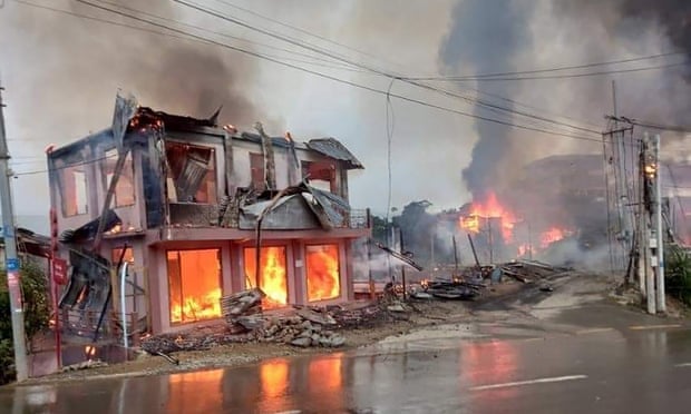 Kebakaran terjadi di salah satu kota di barat Myanmar akibat bentrokan yang terjadi antara militer dan warga yang menentangnya.