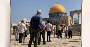 Para pemukim Yahudi memasuki halaman masjid al-Aqsa yang merupakan tempat suci umat Islam, pada Minggu pagi 19 September 2021.