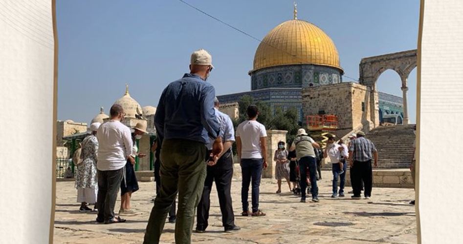 Para pemukim Yahudi memasuki halaman masjid al-Aqsa yang merupakan tempat suci umat Islam, pada Minggu pagi 19 September 2021.