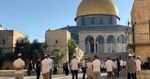 Puluhan pemukim Yahudi Israel memasuki lingkungan masjid al-Aqsa pada Selasa pagi, 28 September 2021.