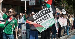 Sekelompok warga Inggris melakukan unjuk rasa untuk memboikot rezim apartheid Israel.