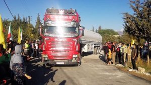 Tanker yang membawa minyak Iran di Jembatan al-Asi di Lebanon.