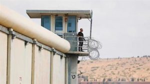 Seorang tentara Israel terlihat di menara penjaga di Penjara Gilboa.