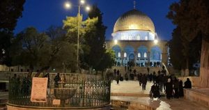 Warga Yerusalem beramai-ramai mendatangi masjid al-Aqsa untuk menunaikan shalat Subuh pada 17 September 2021 waktu subuh.