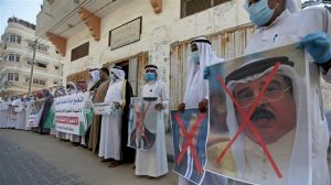 Warga Palestina memegang poster yang menggambarkan Raja Bahrain Hamad bin Isa Al Khalifah, mantan presiden AS Donald Trump dan mantan perdana menteri Israel Benjamin Netanyahu selama protes terhadap kesepakatan Bahrain untuk menormalkan hubungan dengan Israel, di Jalur Gaza, pada 12 September 2020.