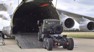 Kendaraan militer, peralatan, dan bagian dari sistem pertahanan udara S-400 diturunkan dari pesawat angkut Rusia, di bandara militer Mürted di Ankara, Turki, 12 Juli 2019.