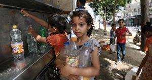 Anak-anak Gaza bergantian mengisi botol-botol mereka dengan air.