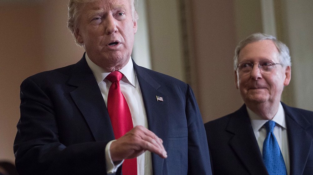 Mantan presiden Amerika Serikat Donald Trump dan pemimpin GOP Senator Mitch McConnell.