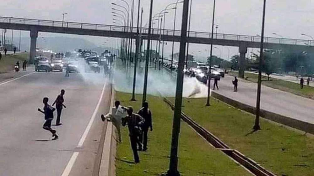 Foto menunjukkan polisi Nigeria menembakkan gas air mata ke pelayat Arbaeen di ibu kota Abuja, 28 September 2021.