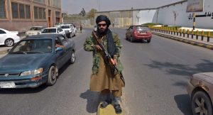 Seorang pejuang Taliban berjaga di sepanjang jalan dekat Zanbaq Square di Kabul pada 23 September 2021.