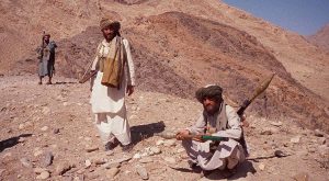 Gambar ini diambil pada 14 Oktober 2001 menunjukkan pasukan Taliban berpose di puncak bukit dekat Jalalabad.