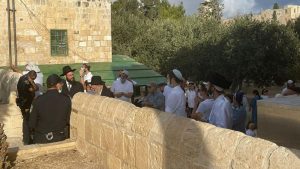 Pemukim Israel didampingi polisi Israel terlihat di halaman Masjid al-Aqsa, di al-Quds, pada 22 September 2021.