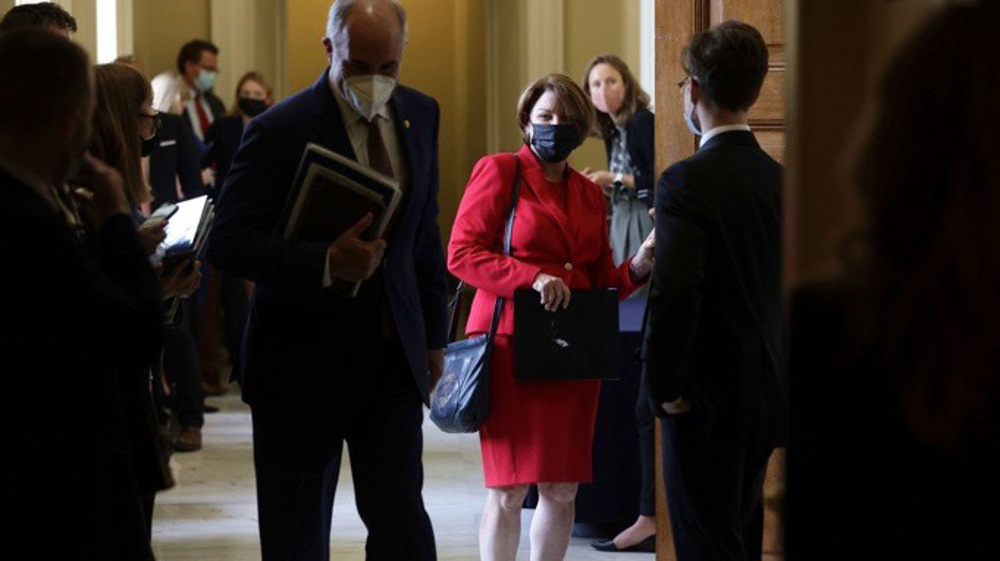 Senator AS Amy Klobuchar (tengah) pergi setelah Makan Siang Kebijakan Demokratik Senat di US Capitol 14 September 2021 di Washington, DC.