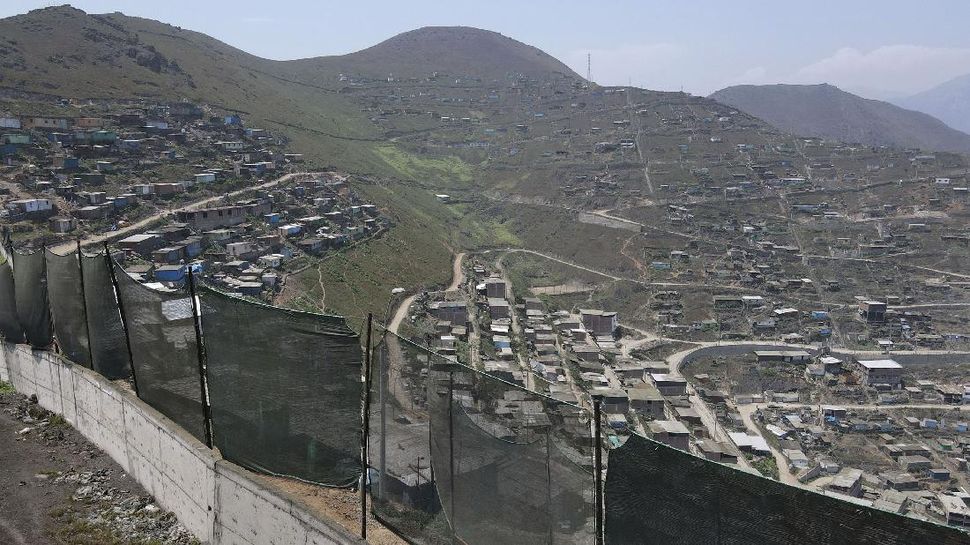 Warga Peru Mendapatkan Air Bersih dari Kabut