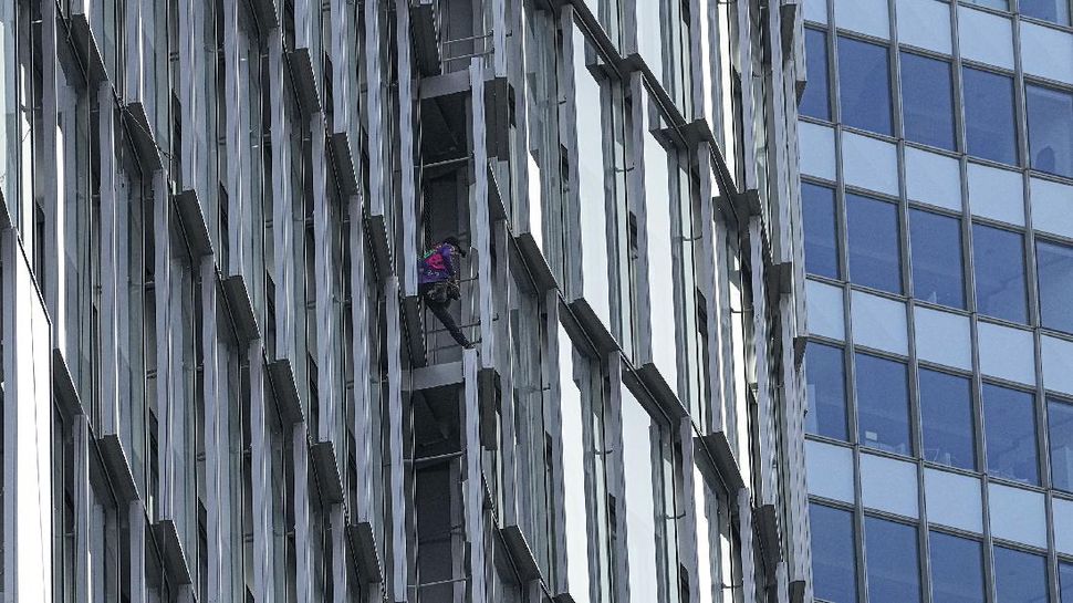 'Spider-Man Prancis' Beraksi Panjat Pencakar Langit Paris