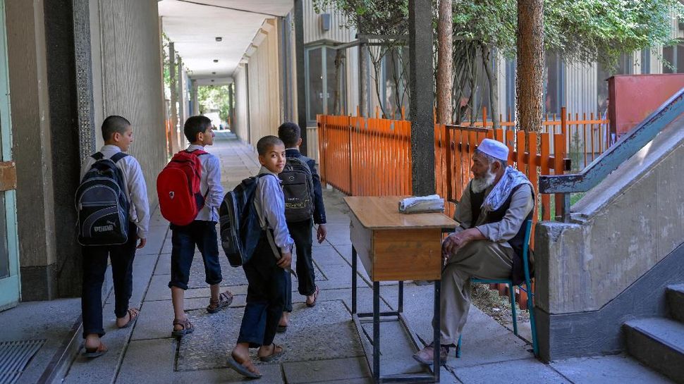 Sekolah Afghanistan Kembali Dibuka Namun Tanpa Siswi