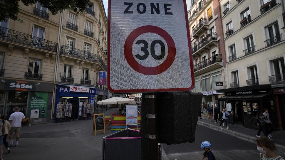 Kendaraan Bergerak Senyap di Paris