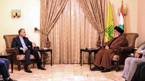 Menteri Luar Negeri Iran Hossein Amir-Abdollahian (kiri) bertemu dengan Sekretaris Jenderal Hizbullah Sayyed Hassan Nasrallah.