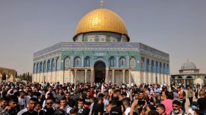 Jamaah Muslim Palestina berkumpul di depan Masjid Kubah Batu di kompleks Masjid al-Aqsa.